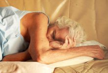 老人搂个抱枕睡得香-知道了吗？