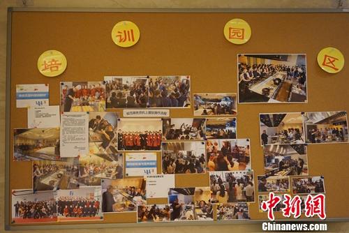 研发厨房内的照片墙。<a target='_blank' href='http://www.chinanews.com/' >中新网</a>记者 种卿 摄 鱼无刺、肉无骨 飞机餐这些讲究很多人不知道