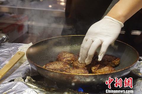研发培训厨房的大厨在煎牛排时用手指触感判断牛排的成熟程度。<a target='_blank' href='http://www.chinanews.com/' >中新网</a>记者 种卿 摄 鱼无刺、肉无骨 飞机餐这些讲究很多人不知道