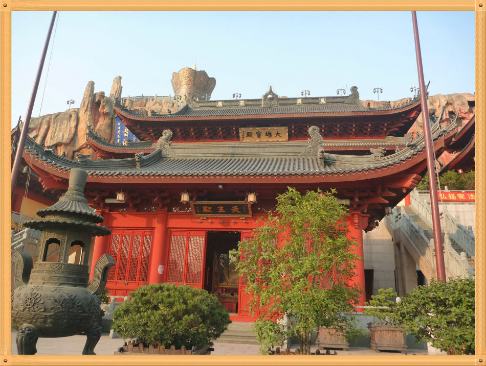 P1230355 镇寺之宝灵雨观音和五佛冠~东林寺(二)
