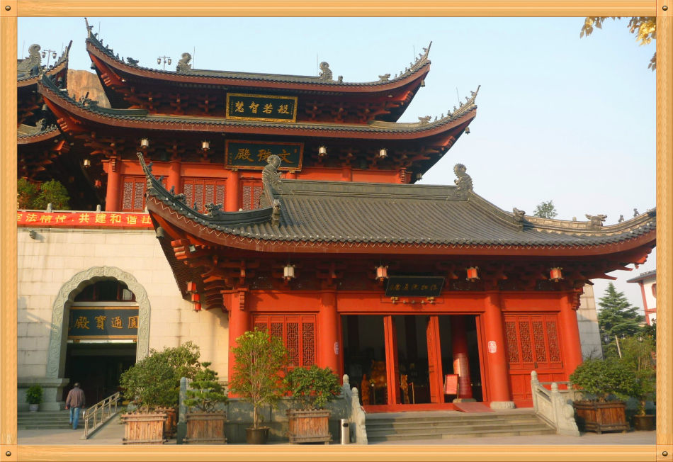 P1230357 镇寺之宝灵雨观音和五佛冠~东林寺(二)
