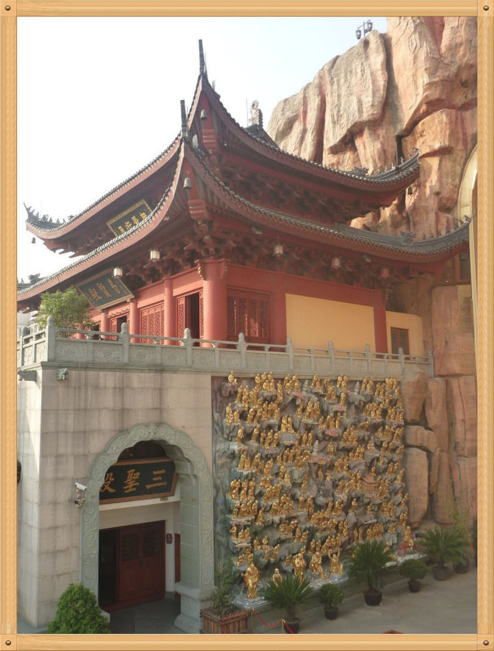 P1230361 镇寺之宝灵雨观音和五佛冠~东林寺(二)