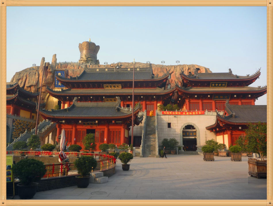 P1230363 镇寺之宝灵雨观音和五佛冠~东林寺(二)