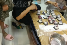 大二女生为全班同学亲手制作月饼(图)-知道了吗?