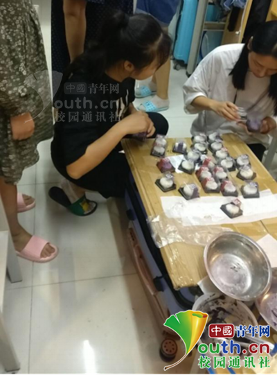 大二女生为全班同学亲手制作月饼(图)