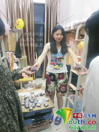 大二女生为全班同学亲手制作月饼(图)