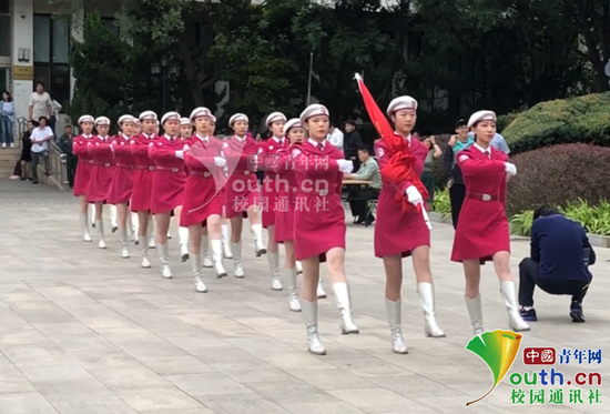 38所高校举行国旗仪仗队检阅式 帅气小哥哥圈粉