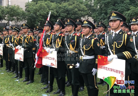 38所高校举行国旗仪仗队检阅式 帅气小哥哥圈粉