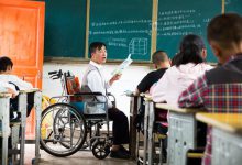 “轮椅教师”的校园生活:始终不离开眷恋的三尺讲台-知道了吗?