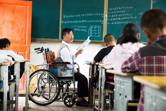 “轮椅教师”的校园生活:始终不离开眷恋的三尺讲台