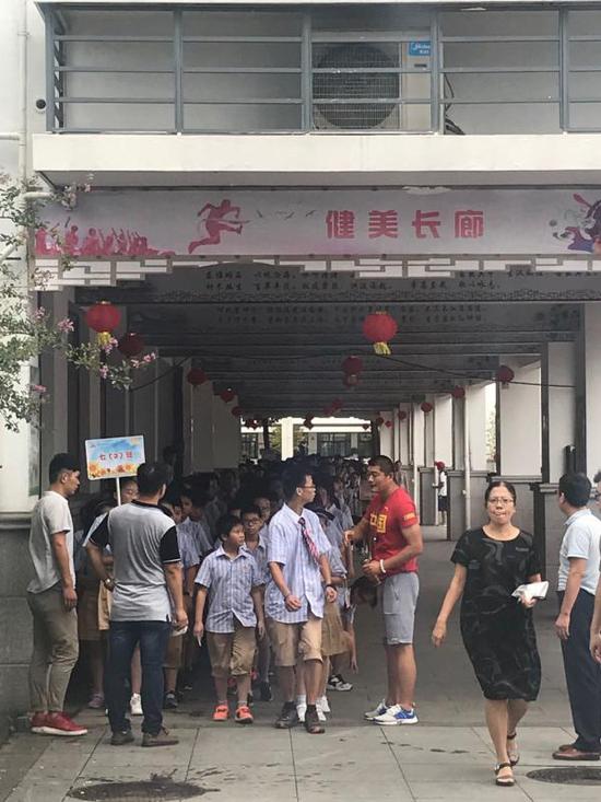 校长将学生食堂收回自营 表示健康是教育的良心