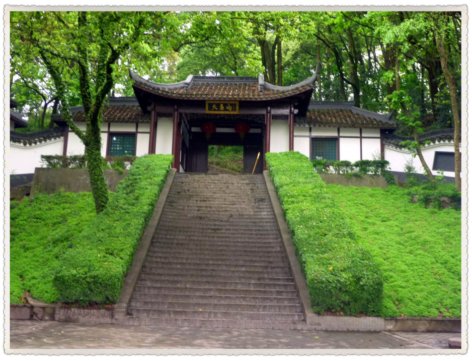 P1270000 你知道倾斜大于意大利比萨斜塔的护珠塔吗?