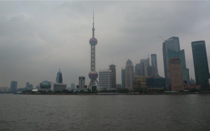 上海雾霾天气下的浦江畔