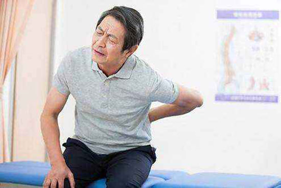 配图 老年人腰疼,儿女可别大意!