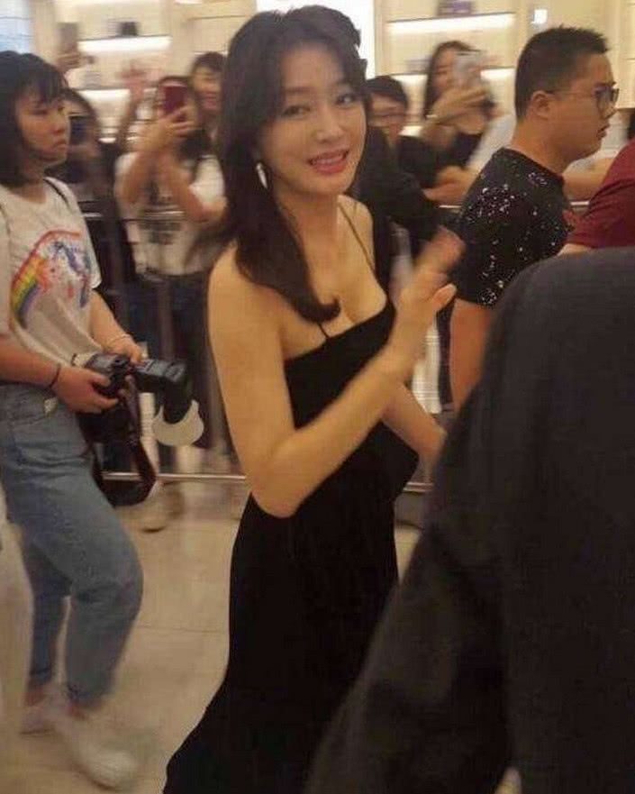 路人抓拍下的秦岚真的太美了，吊带长裙大秀好身材
