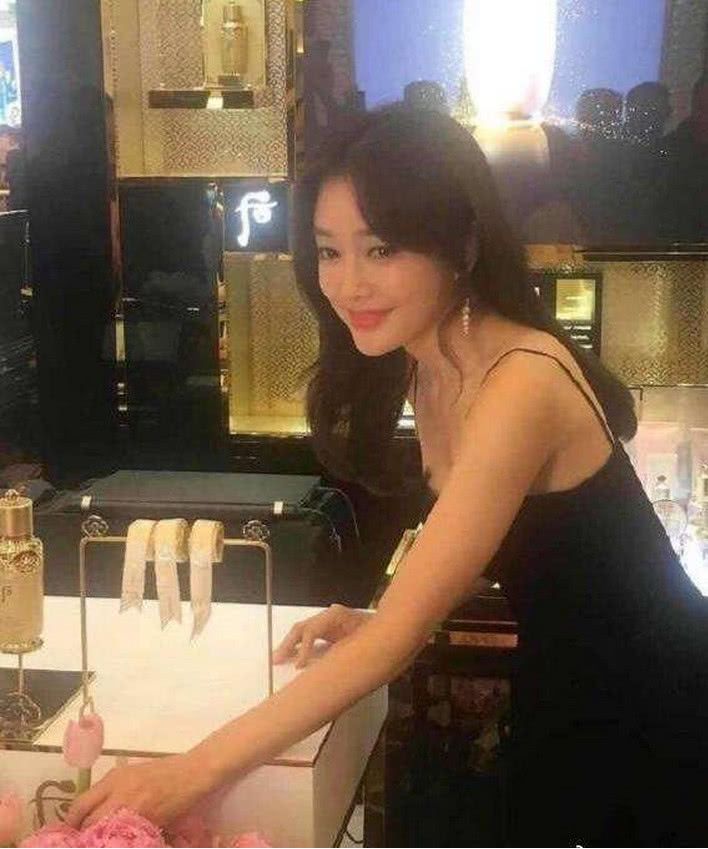 路人抓拍下的秦岚真的太美了，吊带长裙大秀好身材