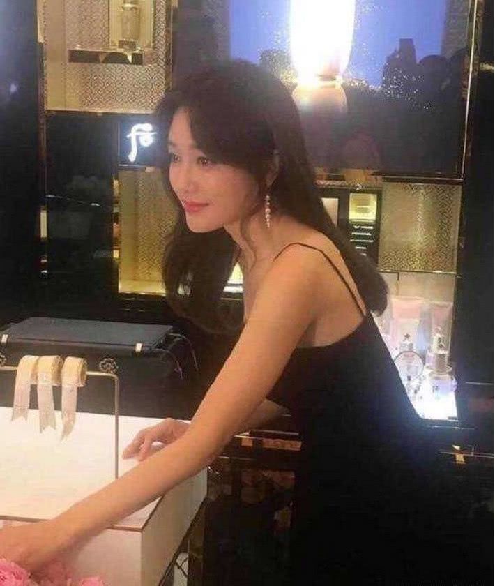 路人抓拍下的秦岚真的太美了，吊带长裙大秀好身材