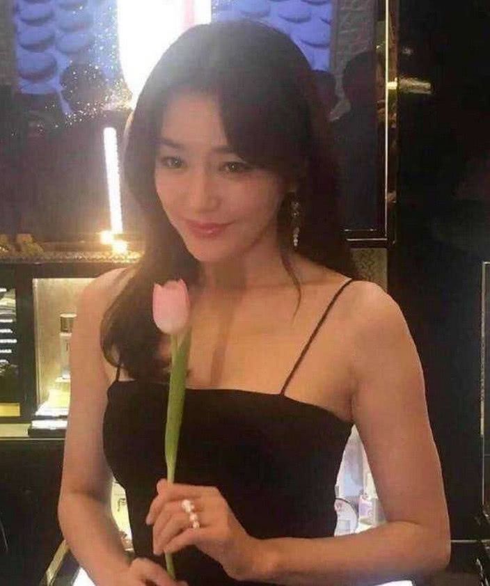 路人抓拍下的秦岚真的太美了，吊带长裙大秀好身材