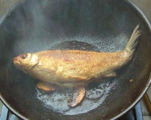 煎鱼是冷油下锅还是热油下锅？80%人都做错了，难怪鱼破皮