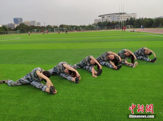 青春靓丽 大学女生军训场上大秀一字马(图)
