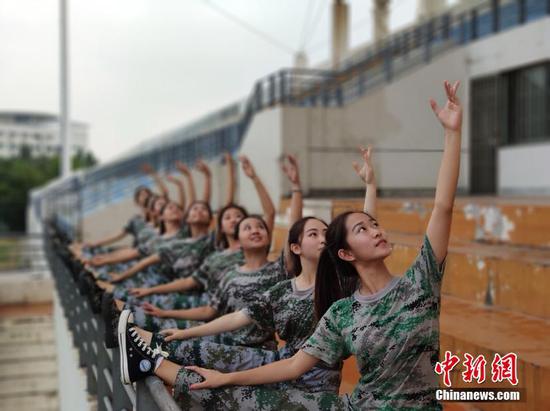 青春靓丽 大学女生军训场上大秀一字马(图)
