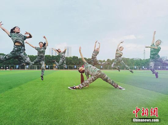 青春靓丽 大学女生军训场上大秀一字马(图)
