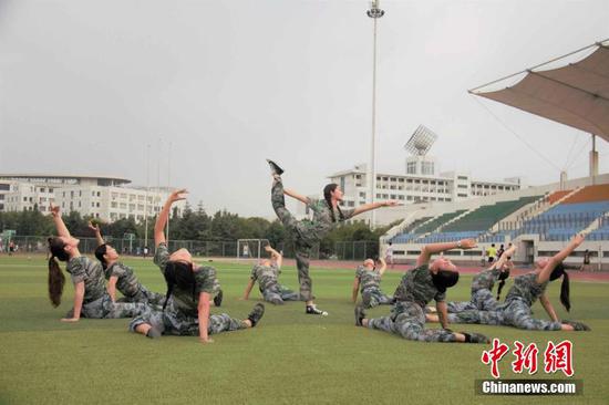 青春靓丽 大学女生军训场上大秀一字马(图)