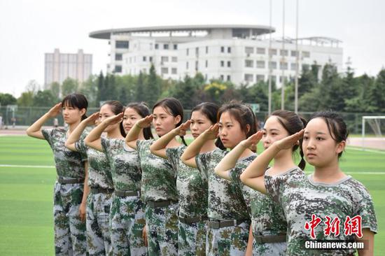 青春靓丽 大学女生军训场上大秀一字马(图)