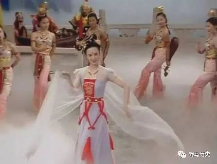 天蓬只是调戏了一下嫦娥，为何要被贬下凡间？玉帝：人家爹厉害
