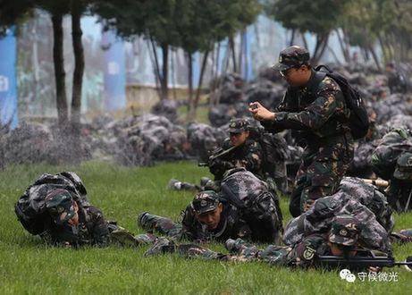 实弹射击、野外生存 大学生军训场面堪比吃鸡(图)