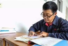 51岁泥瓦匠大学生被迫回家：暂时挣钱自学-知道了吗？