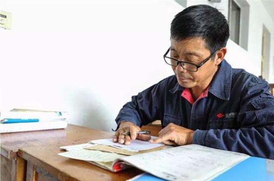 51岁泥瓦匠大学生被迫回家:暂时挣钱自学