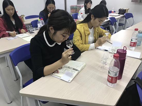 白酒学院受关注背后:专业人才青黄不接促兴起