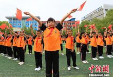 图文:江西小学生迎国庆列队摆出巨型图案-知道了吗?