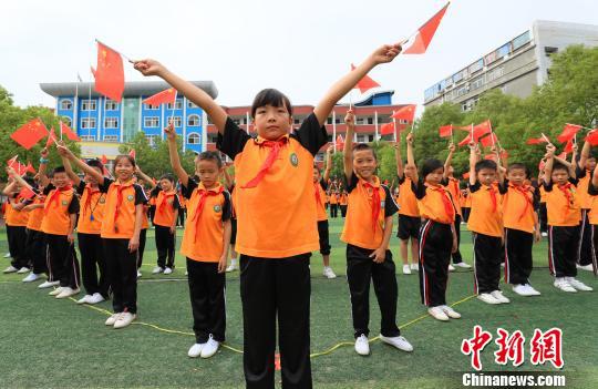 图文:江西小学生迎国庆列队摆出巨型图案
