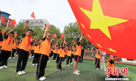 图文:江西小学生迎国庆列队摆出巨型图案