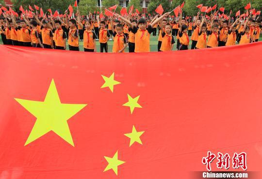 图文:江西小学生迎国庆列队摆出巨型图案