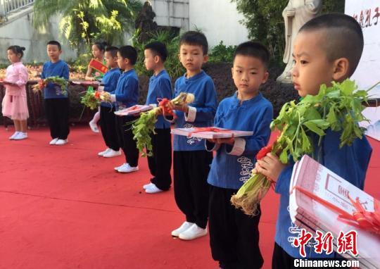 小学举办纪念孔子暨开笔礼活动 体验尊师崇礼