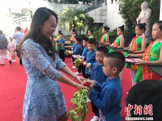 小学举办纪念孔子暨开笔礼活动 体验尊师崇礼
