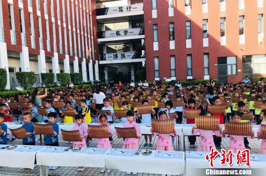 小学举办纪念孔子暨开笔礼活动 体验尊师崇礼