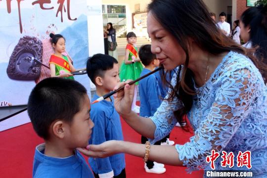 小学举办纪念孔子暨开笔礼活动 体验尊师崇礼