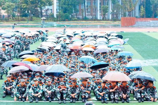大学生军训秀才艺 颜值与创意并存(图)