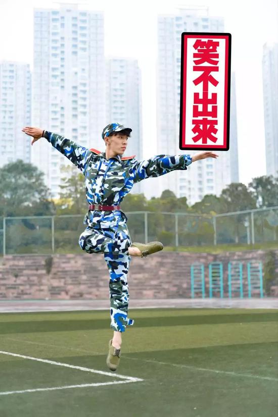 大学生军训秀才艺 颜值与创意并存(图)