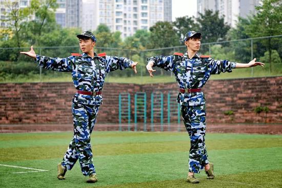 大学生军训秀才艺 颜值与创意并存(图)
