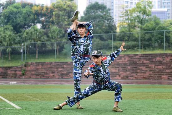 大学生军训秀才艺 颜值与创意并存(图)