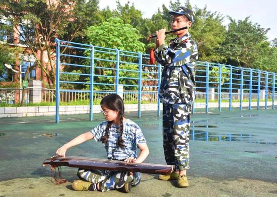 大学生军训秀才艺 颜值与创意并存(图)