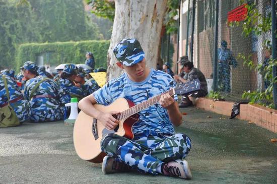 大学生军训秀才艺 颜值与创意并存(图)