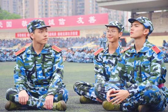 大学生军训秀才艺 颜值与创意并存(图)