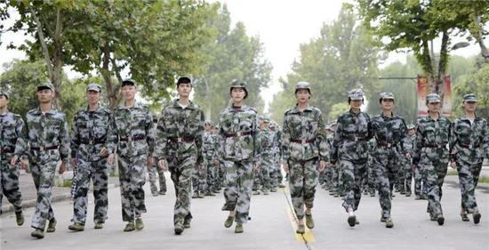 河南各大高校军训风采照 你pick哪一个?(图)