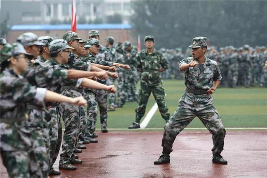 河南各大高校军训风采照 你pick哪一个?(图)